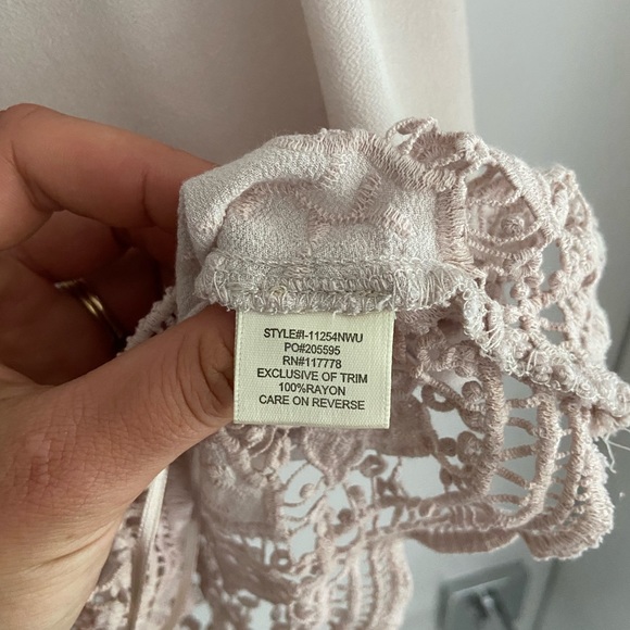 Feminine summer top. Size Medium. - Picture 4 of 5